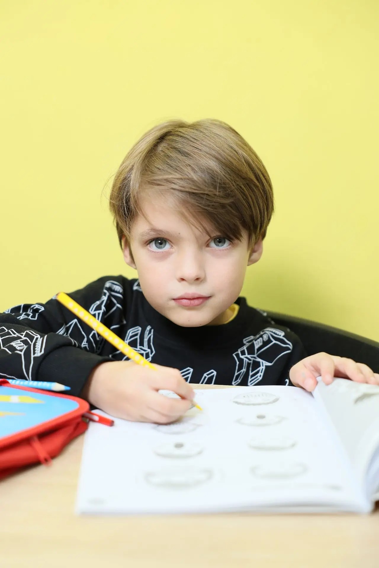 Ребёнок выполняет задание